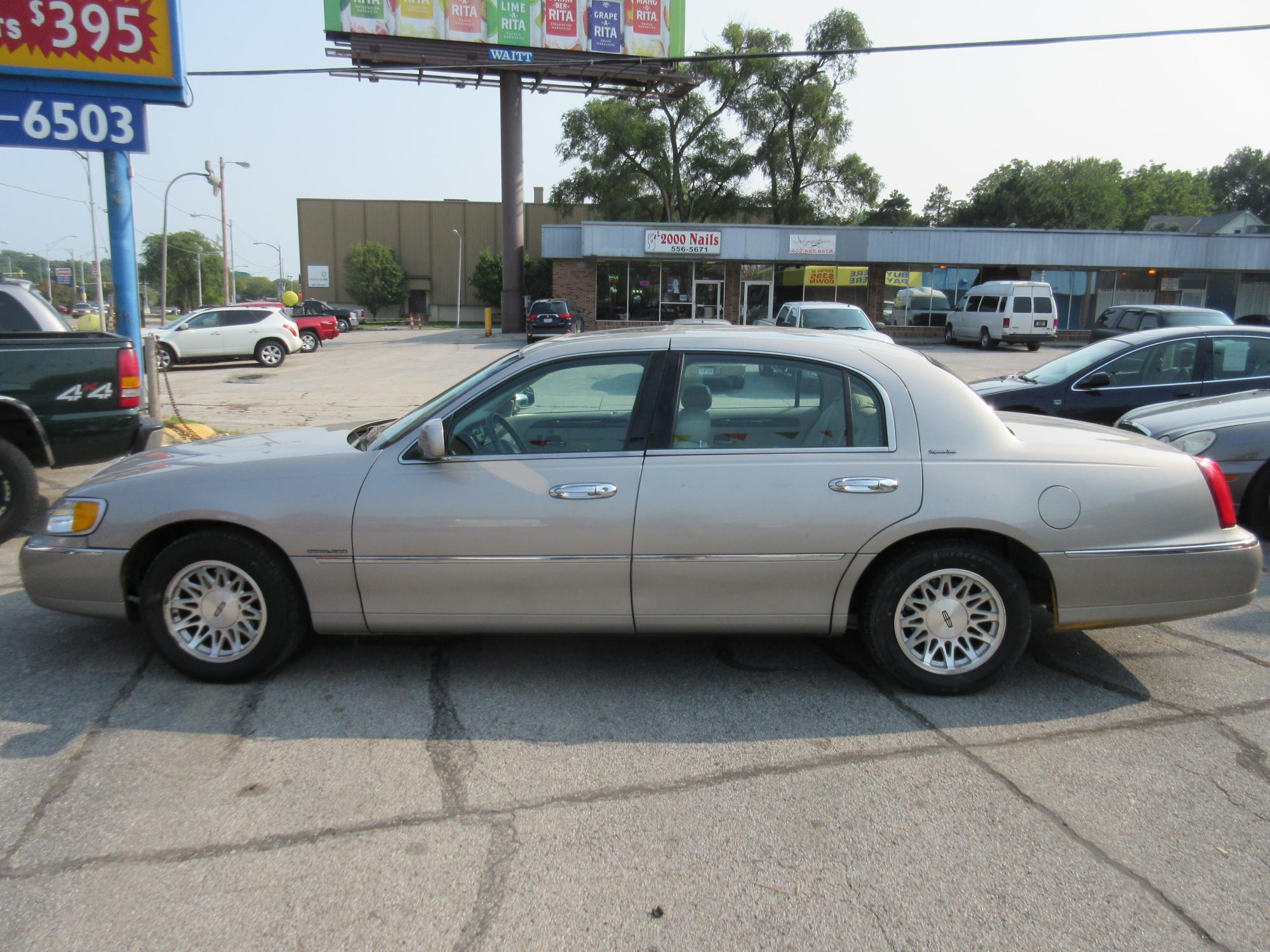 1999 Lincoln Town Car - 1LNHM82W6XY645623 - Image #1