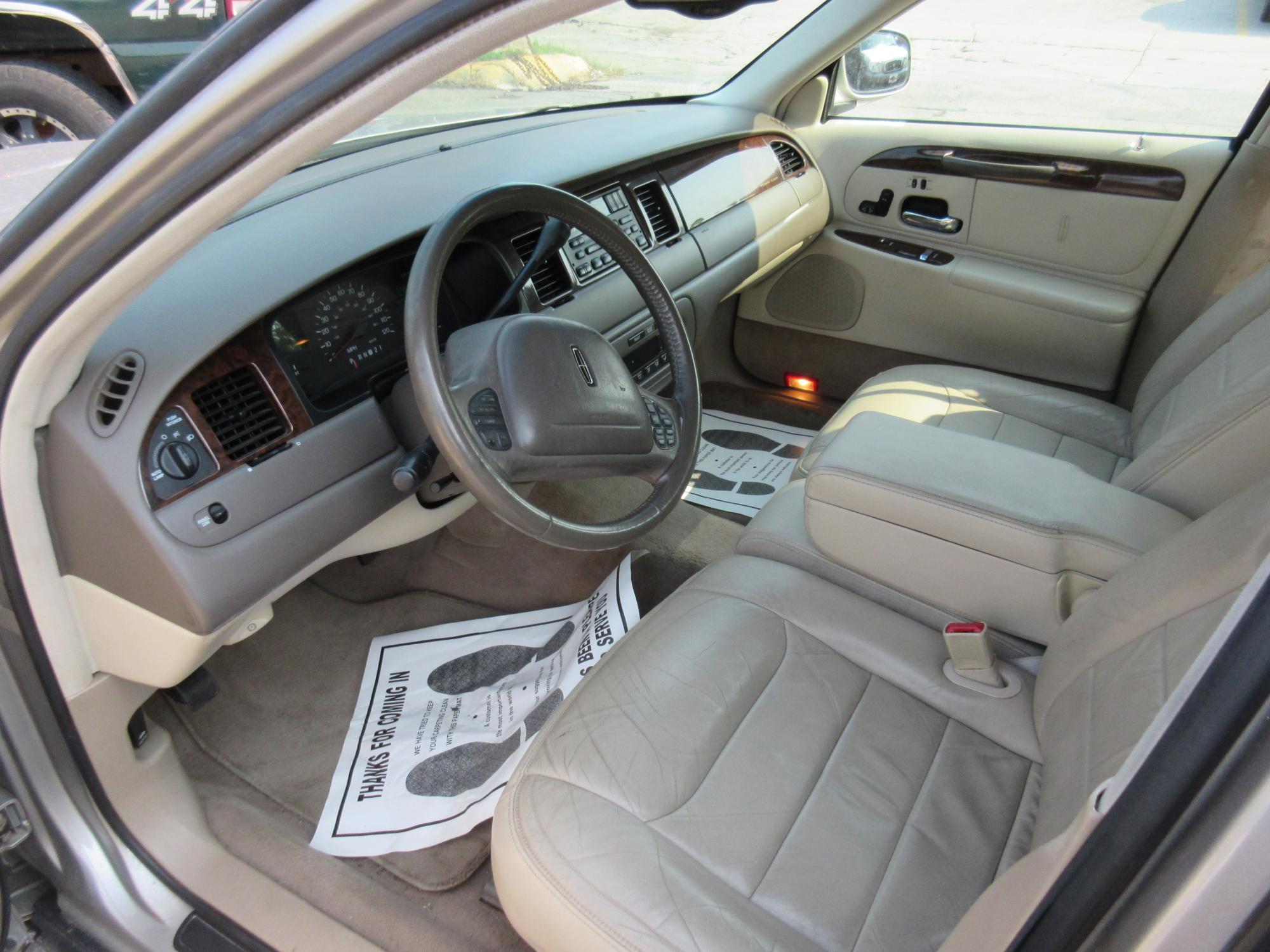 1999 Lincoln Town Car - 1LNHM82W6XY645623 - Image #2