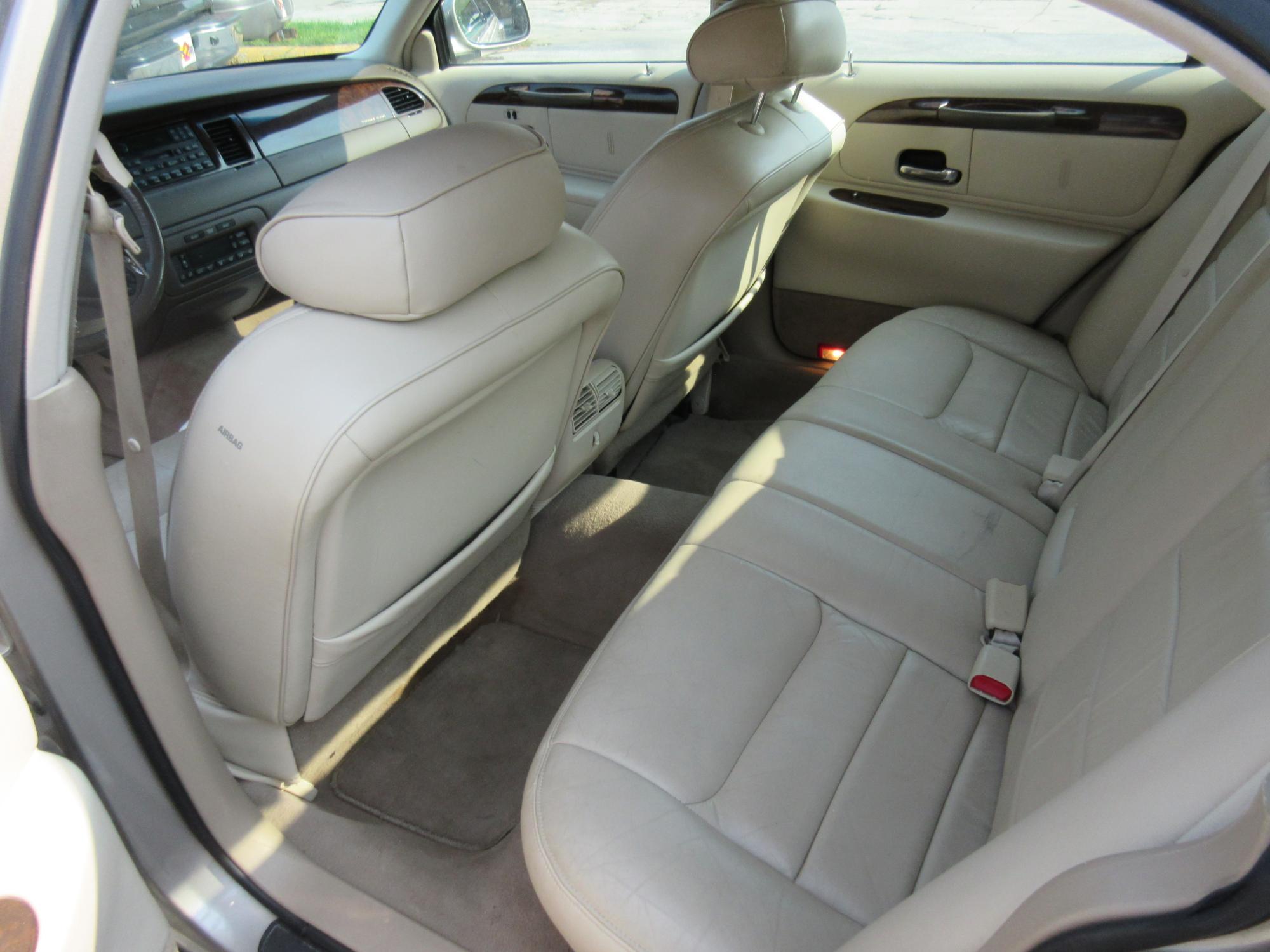 1999 Lincoln Town Car - 1LNHM82W6XY645623 - Image #3