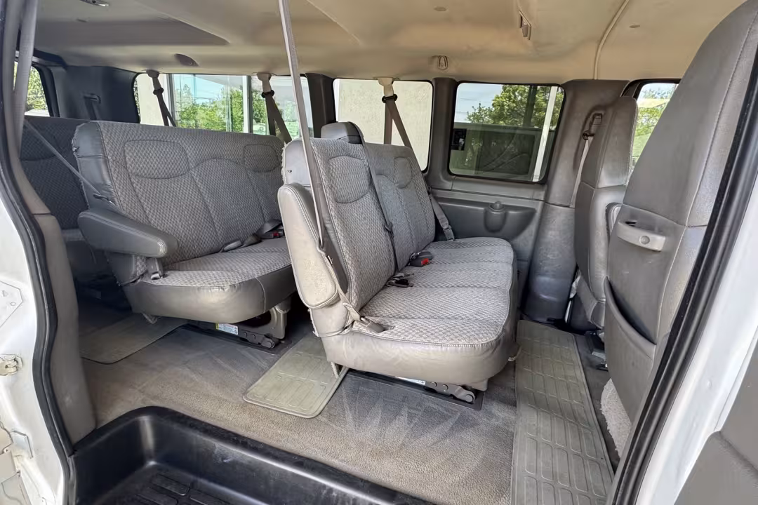 2004 Chevrolet Express - 1GAHG39UX41172566 - Image #11