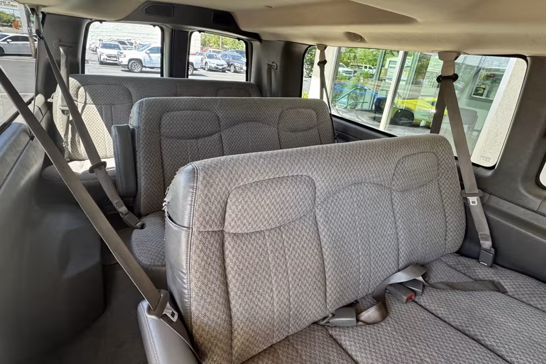 2004 Chevrolet Express - 1GAHG39UX41172566 - Image #12