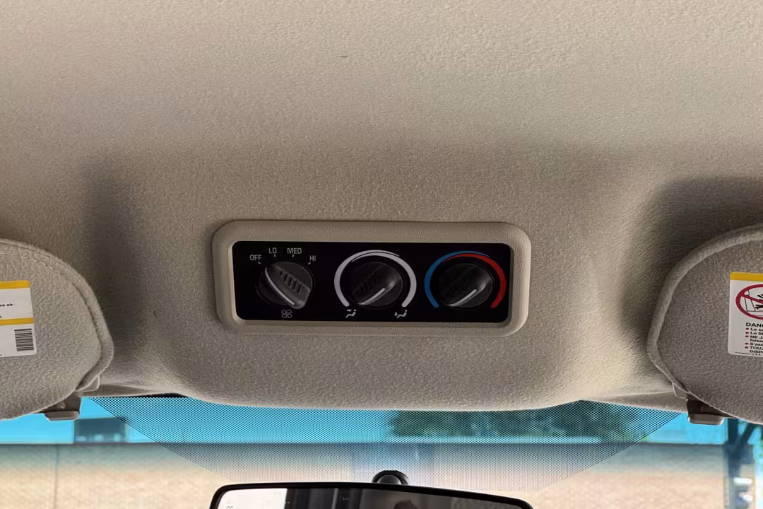 2004 Chevrolet Express - 1GAHG39UX41172566 - Image #13