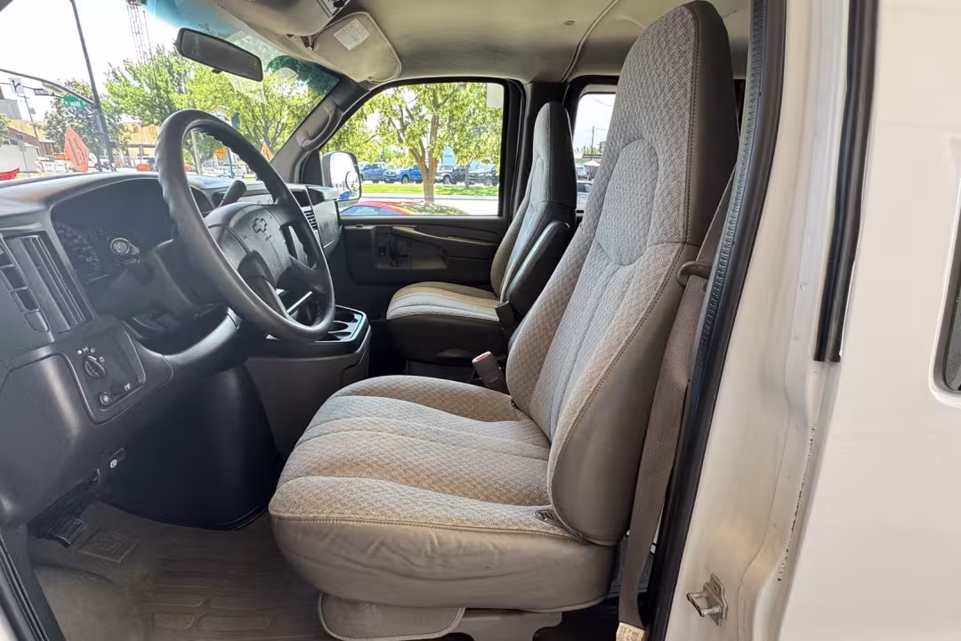 2004 Chevrolet Express - 1GAHG39UX41172566 - Image #7