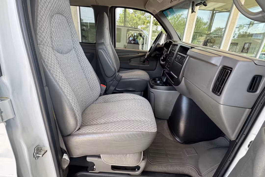 2004 Chevrolet Express - 1GAHG39UX41172566 - Image #9