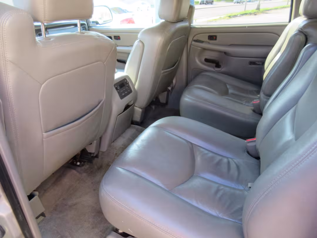 2005 Chevrolet Suburban - 3GNFK16Z65G202531 - Image #2
