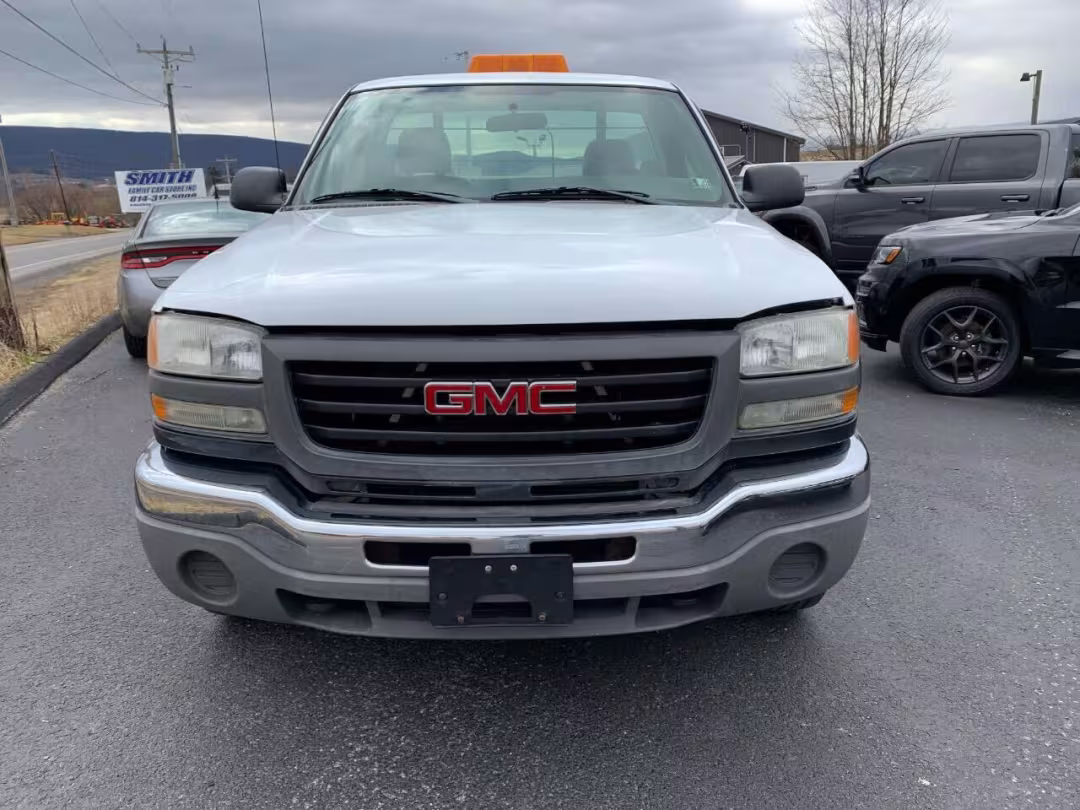 2005 GMC Sierra 2500HD - 1GTHC24265E240391 - Image #1