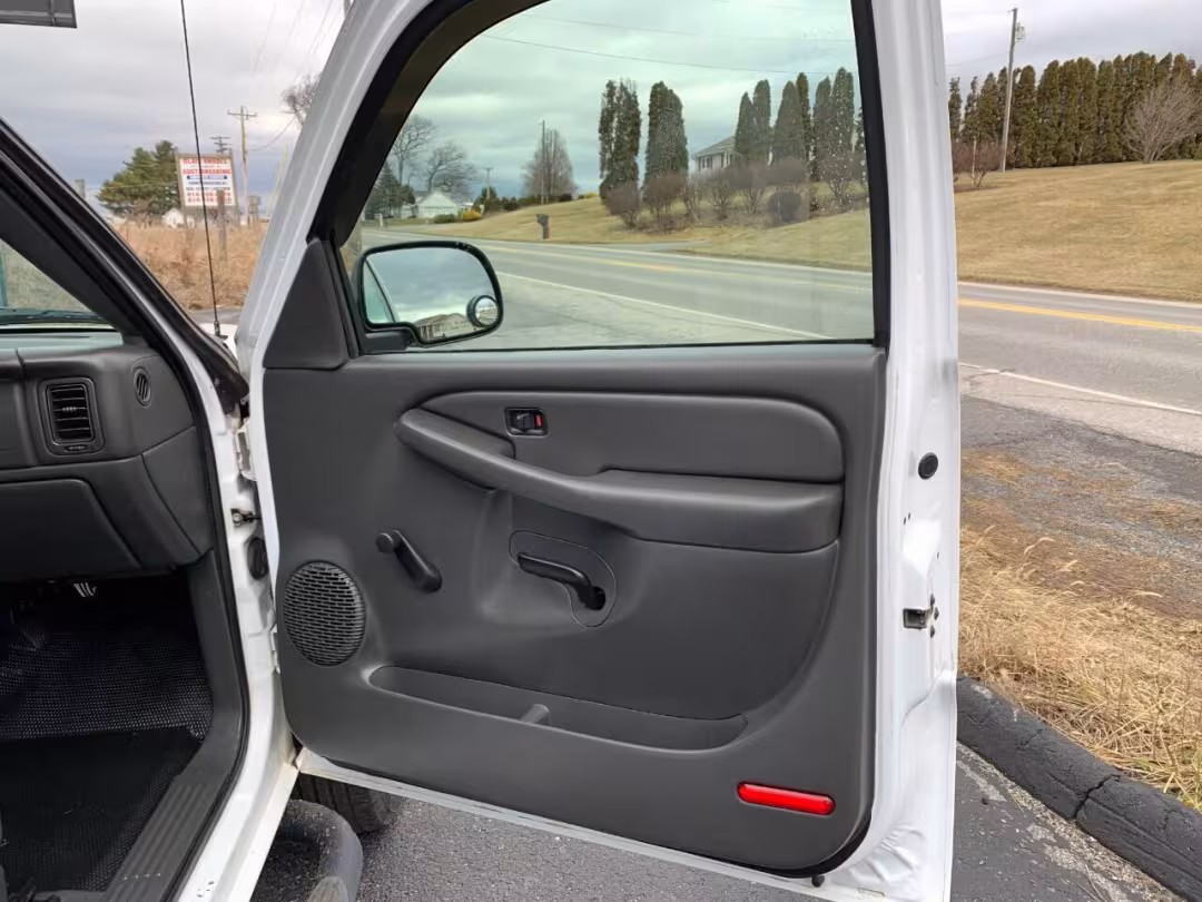 2005 GMC Sierra 2500HD - 1GTHC24265E240391 - Image #8