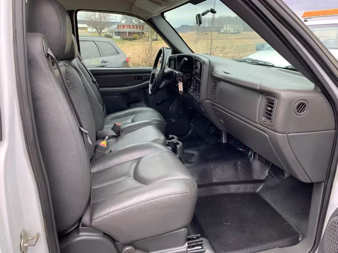 2005 GMC Sierra 2500HD - 1GTHC24265E240391 - Image #9