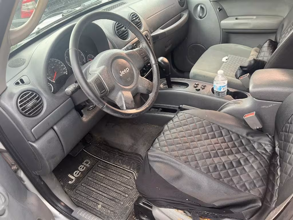 2005 Jeep Liberty - 1J4GK38K85W642982 - Image #2