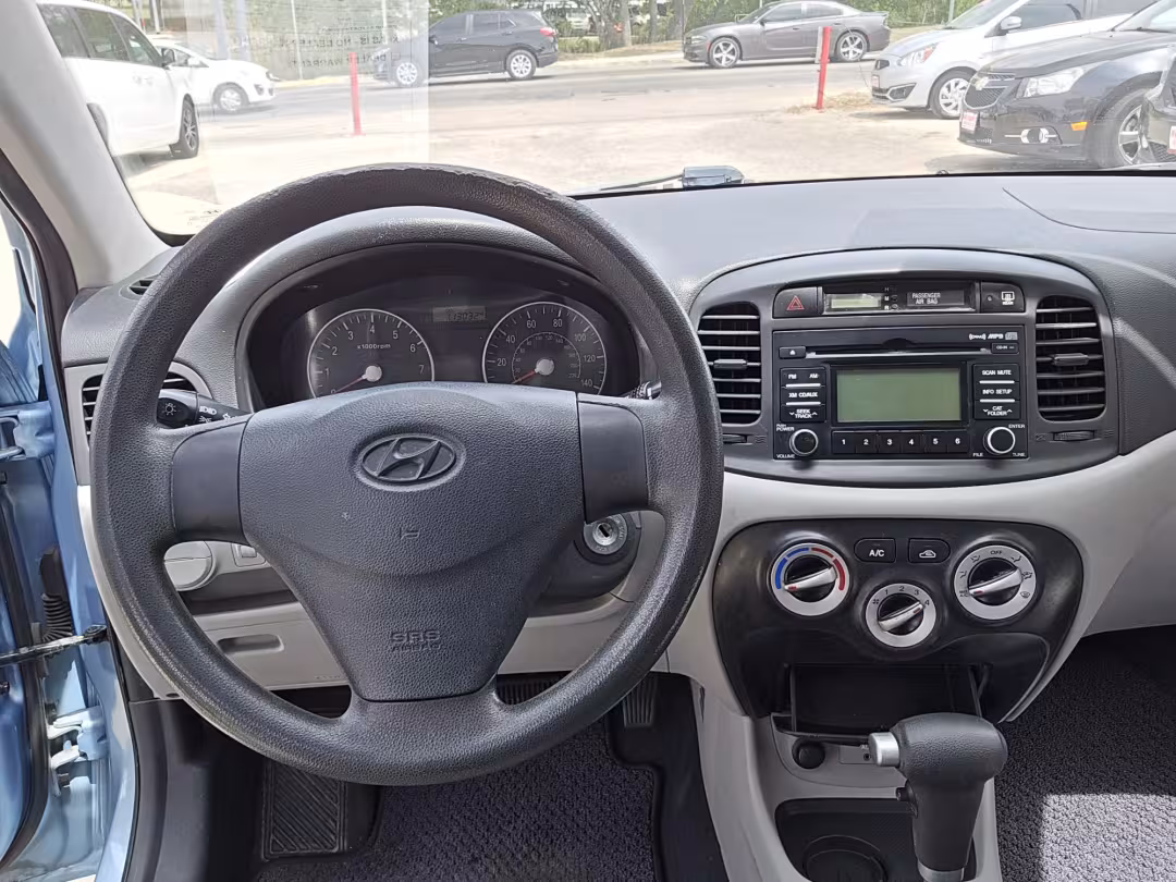 2008 Hyundai Accent - KMHCM36CX8U079889 - Image #4