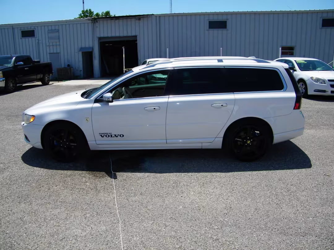 2010 Volvo V70 - YV1982BW5A1119584 - Image #2