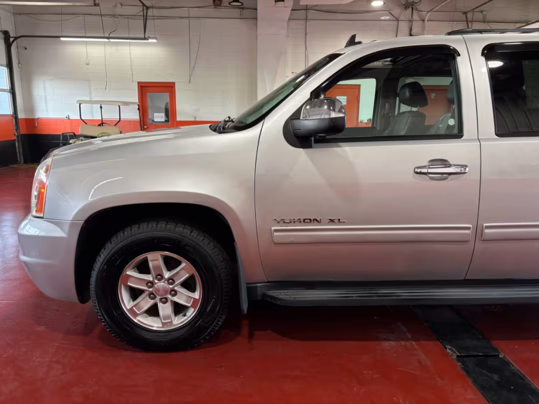 2011 GMC Yukon XL 1500 - 1GKS2LE37BR240981 - Image #11
