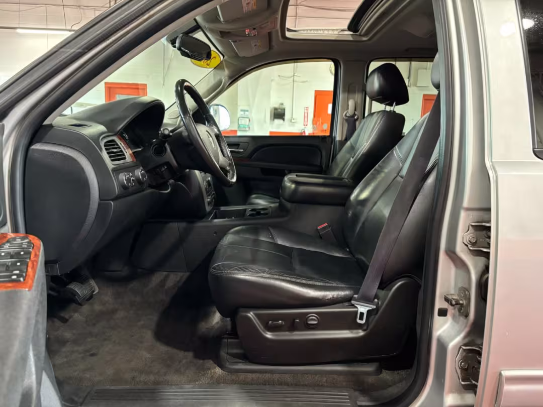 2011 GMC Yukon XL 1500 - 1GKS2LE37BR240981 - Image #12