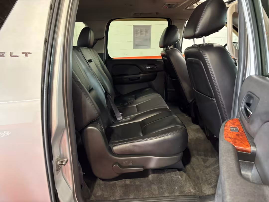2011 GMC Yukon XL 1500 - 1GKS2LE37BR240981 - Image #18