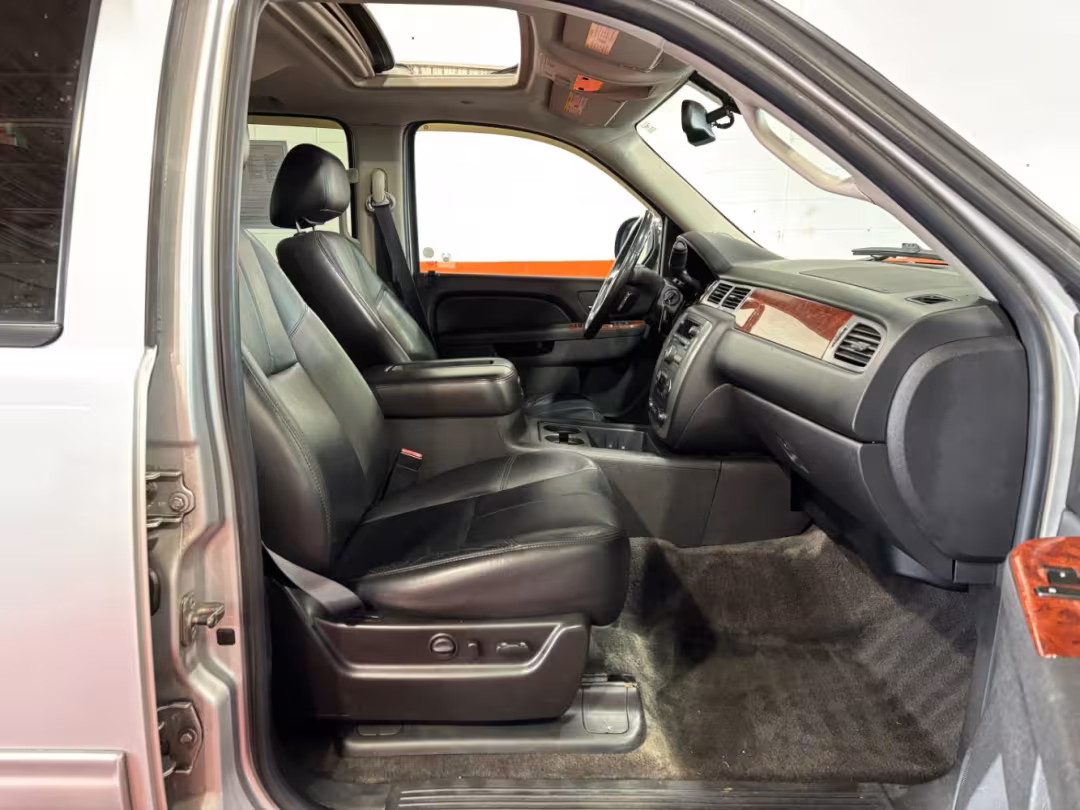 2011 GMC Yukon XL 1500 - 1GKS2LE37BR240981 - Image #19