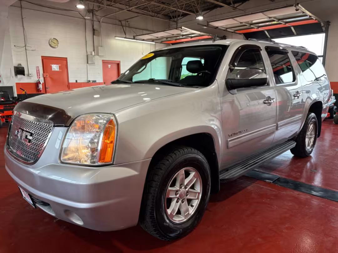 2011 GMC Yukon XL 1500 - 1GKS2LE37BR240981 - Image #2