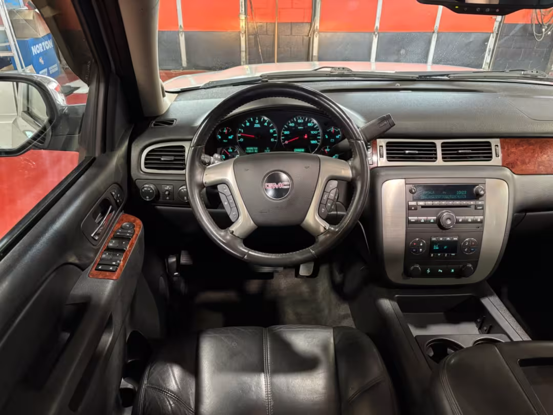 2011 GMC Yukon XL 1500 - 1GKS2LE37BR240981 - Image #21