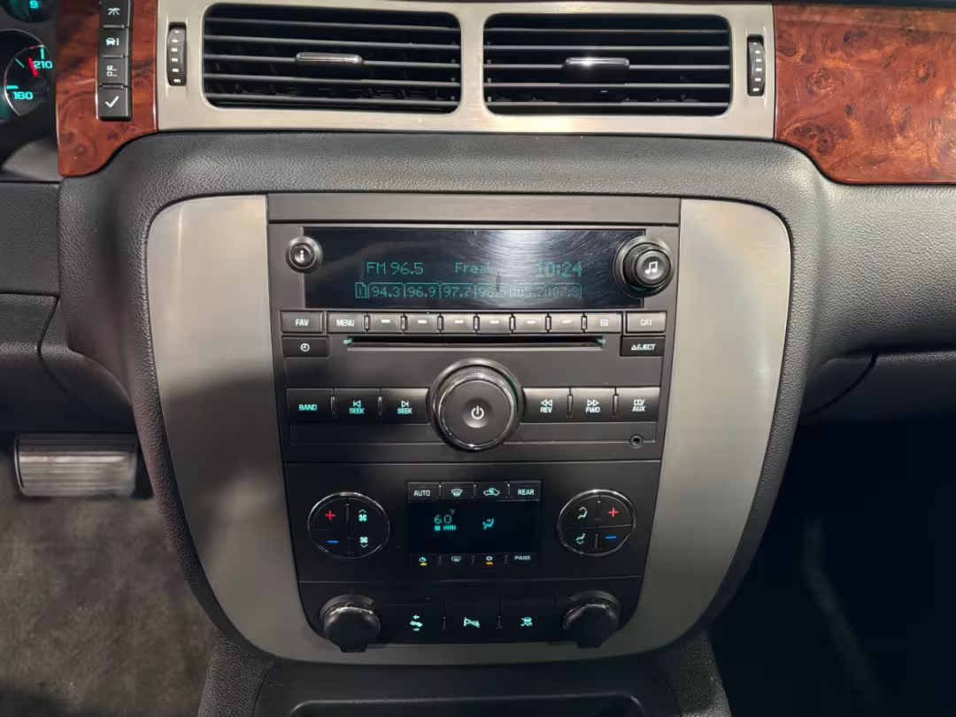 2011 GMC Yukon XL 1500 - 1GKS2LE37BR240981 - Image #23