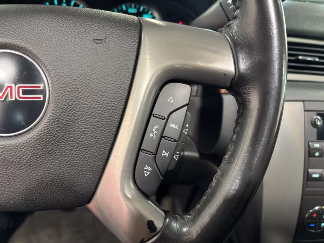 2011 GMC Yukon XL 1500 - 1GKS2LE37BR240981 - Image #25