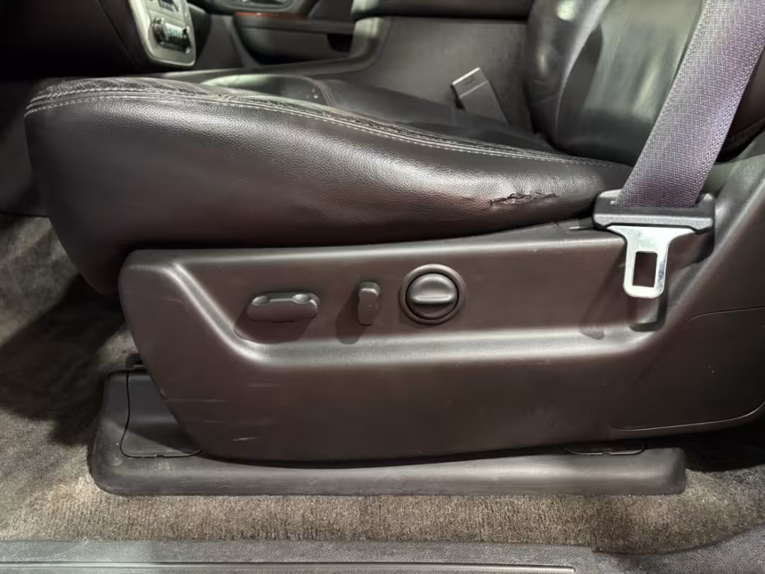 2011 GMC Yukon XL 1500 - 1GKS2LE37BR240981 - Image #30