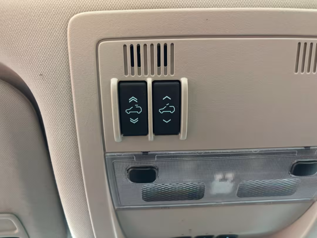 2011 GMC Yukon XL 1500 - 1GKS2LE37BR240981 - Image #31