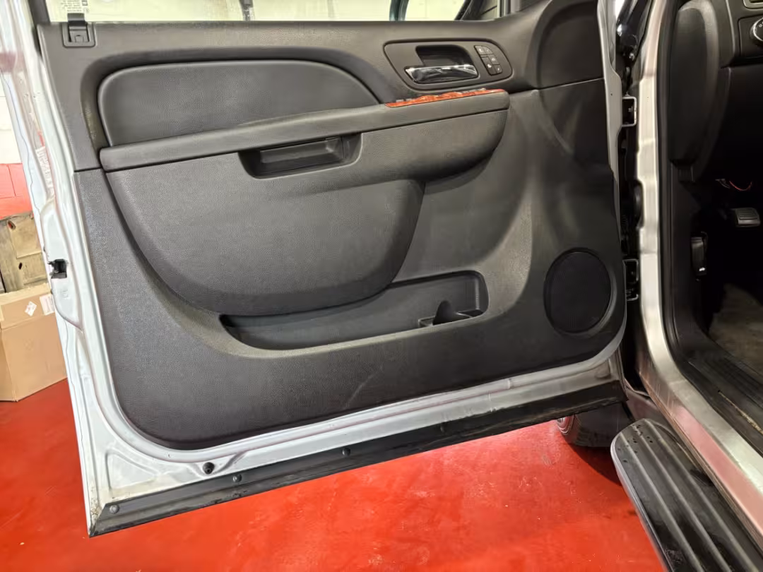 2011 GMC Yukon XL 1500 - 1GKS2LE37BR240981 - Image #33