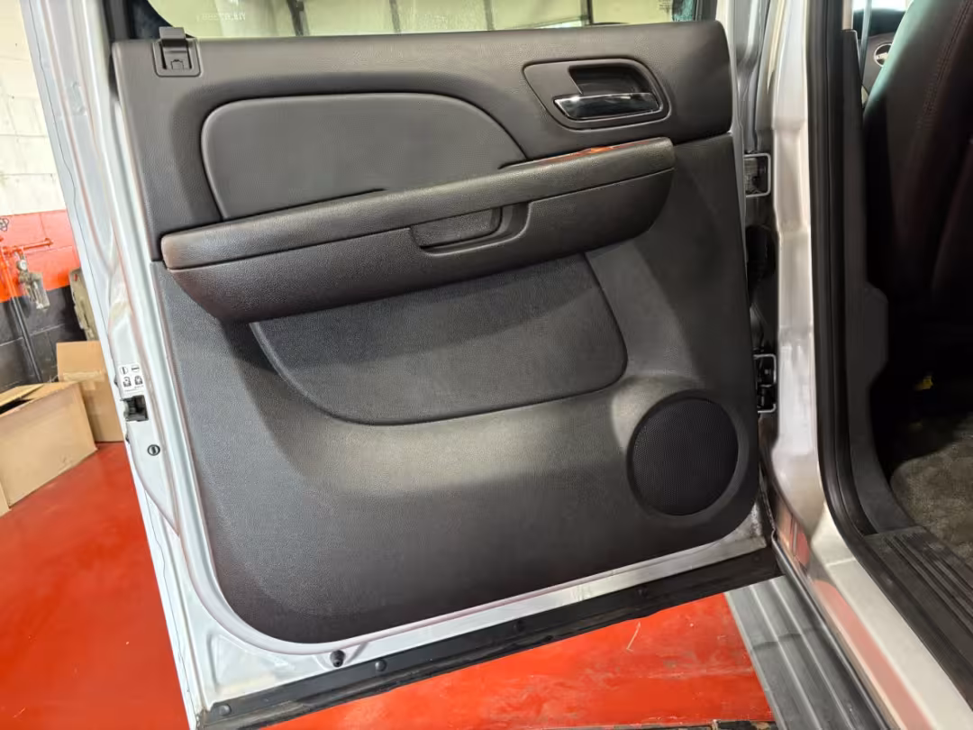 2011 GMC Yukon XL 1500 - 1GKS2LE37BR240981 - Image #34