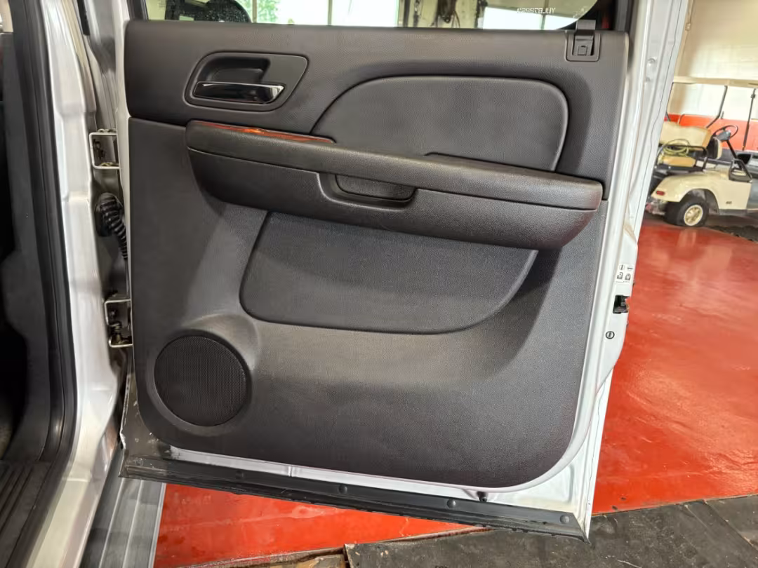 2011 GMC Yukon XL 1500 - 1GKS2LE37BR240981 - Image #35
