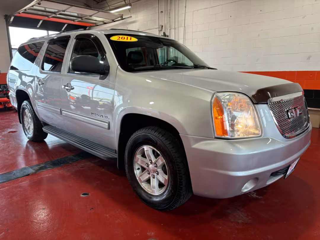 2011 GMC Yukon XL 1500 - 1GKS2LE37BR240981 - Image #4