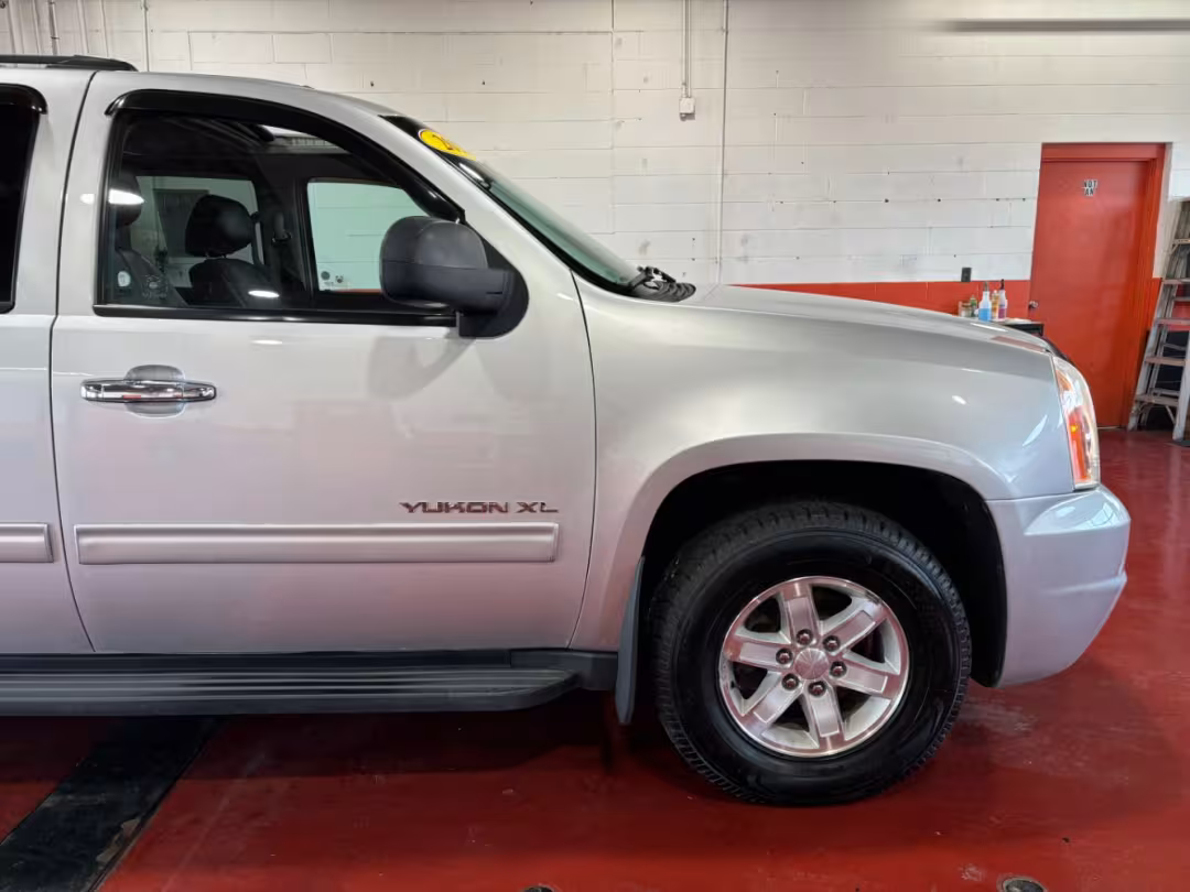 2011 GMC Yukon XL 1500 - 1GKS2LE37BR240981 - Image #5