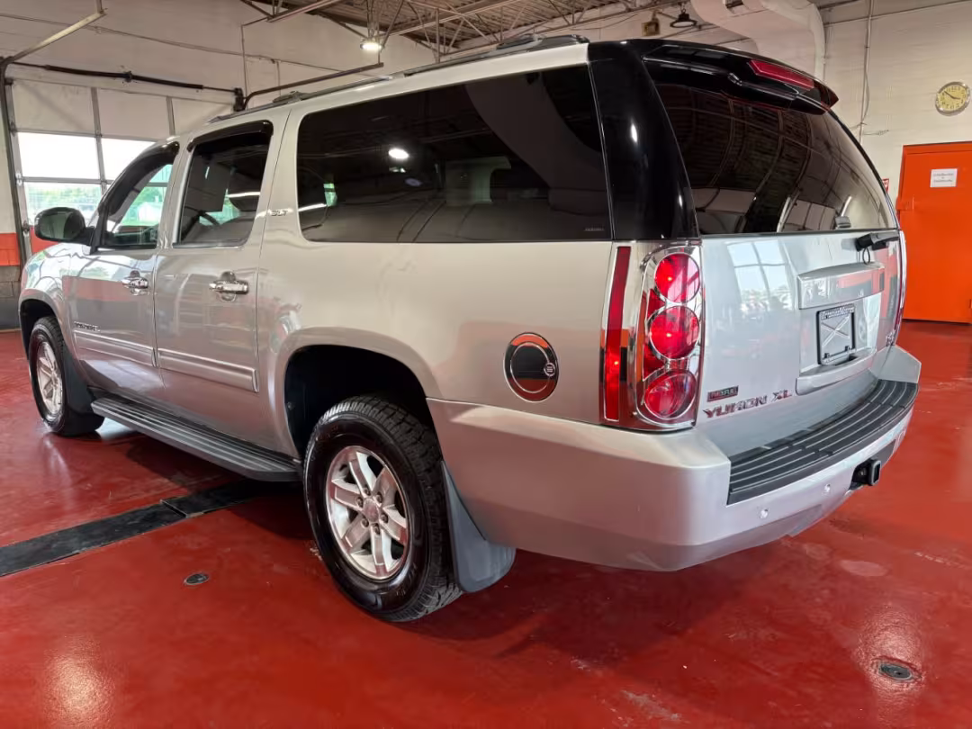 2011 GMC Yukon XL 1500 - 1GKS2LE37BR240981 - Image #9