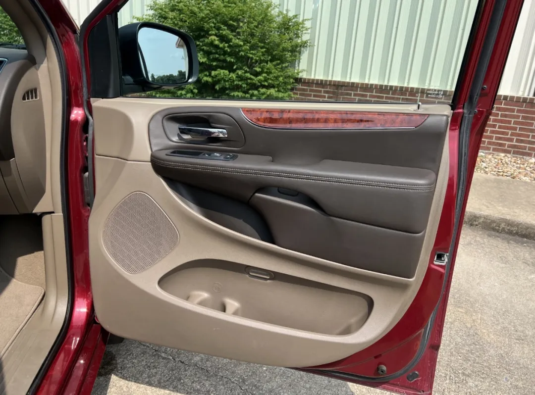 2012 Chrysler Town & Country - 2C4RC1CG1CR413486 - Image #18
