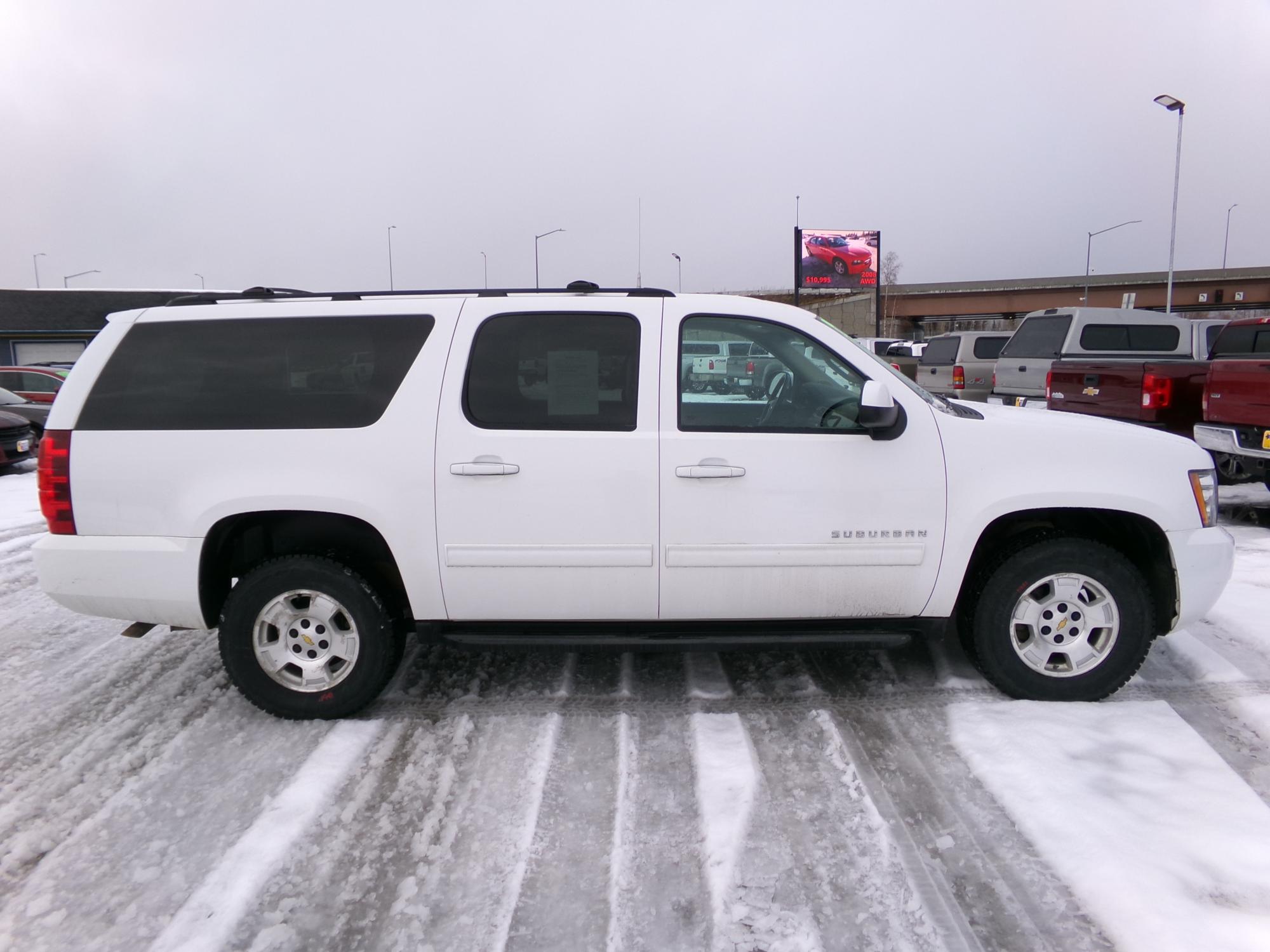 2013 Chevrolet Suburban - 1GNSKHE7XDR295902 - Image #3