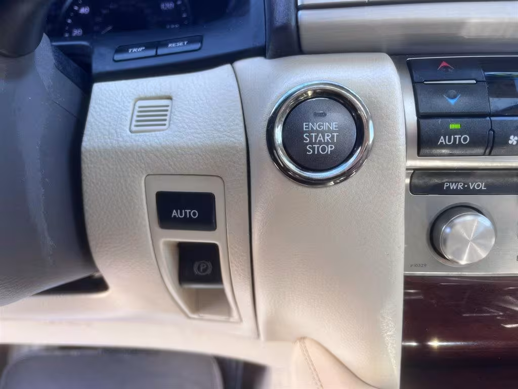 2013 Lexus LS 460 - JTHBL5EF9D5116251 - Image #12