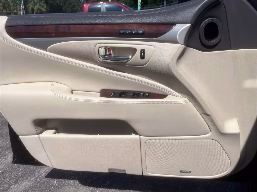 2013 Lexus LS 460 - JTHBL5EF9D5116251 - Image #22
