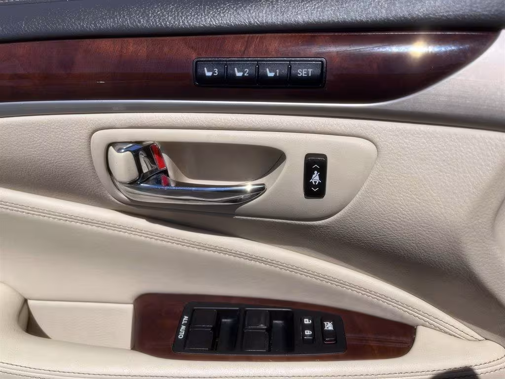 2013 Lexus LS 460 - JTHBL5EF9D5116251 - Image #23