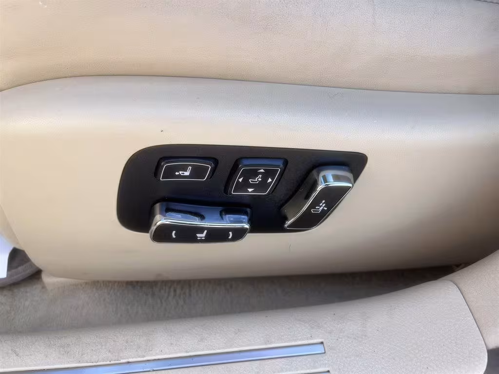 2013 Lexus LS 460 - JTHBL5EF9D5116251 - Image #25