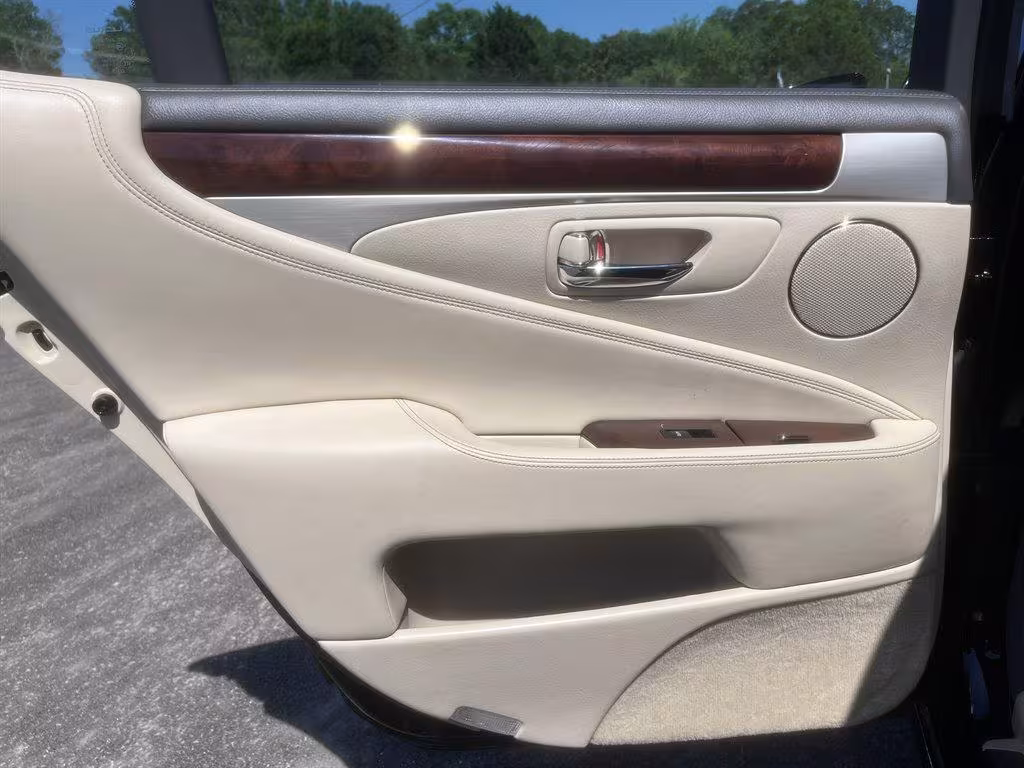 2013 Lexus LS 460 - JTHBL5EF9D5116251 - Image #26