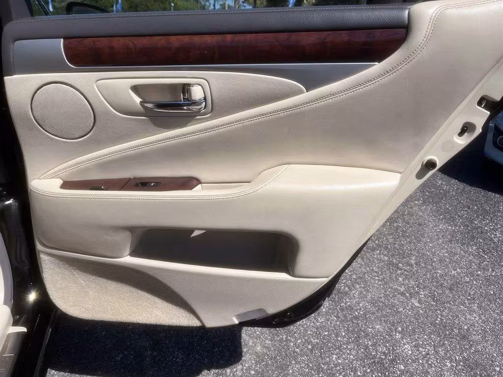 2013 Lexus LS 460 - JTHBL5EF9D5116251 - Image #28