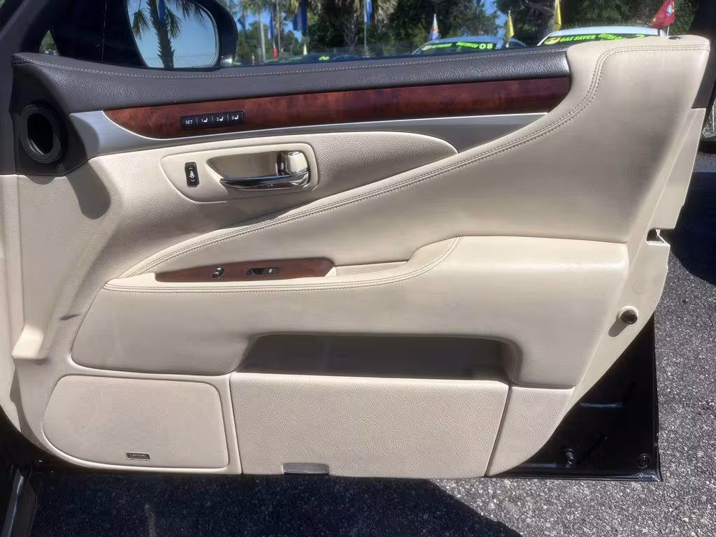 2013 Lexus LS 460 - JTHBL5EF9D5116251 - Image #30