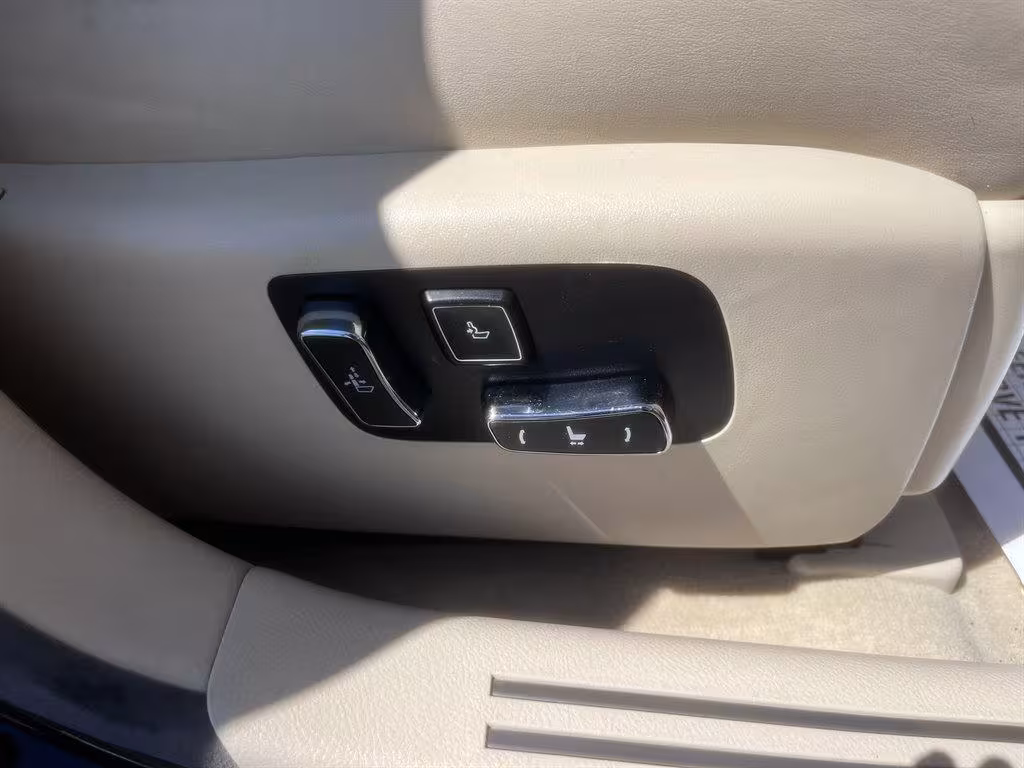 2013 Lexus LS 460 - JTHBL5EF9D5116251 - Image #33