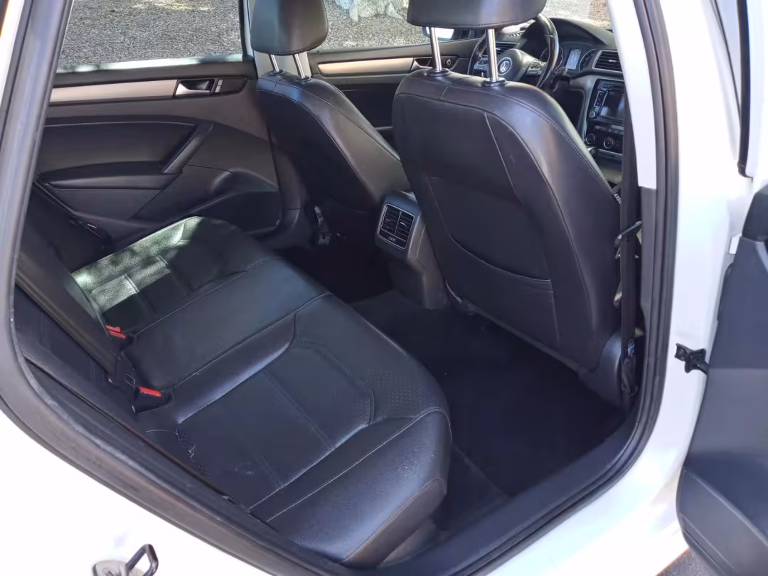 2014 Volkswagen Passat - 1VWBT7A3XEC105813 - Image #16