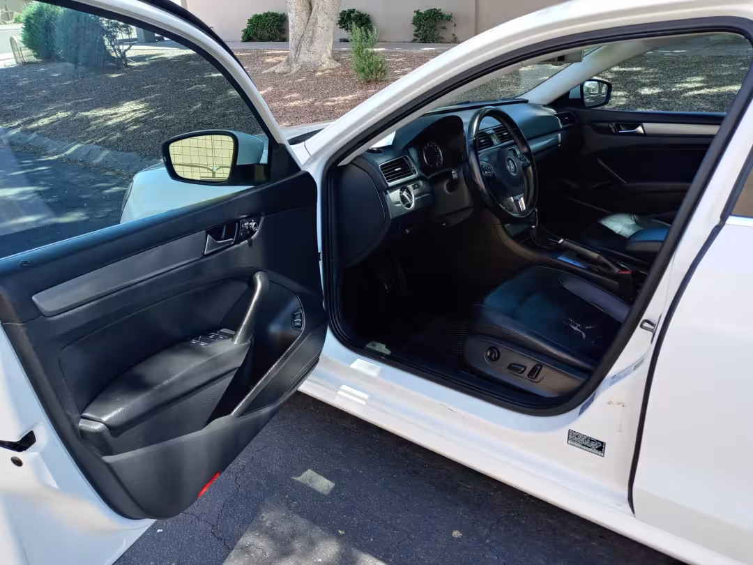 2014 Volkswagen Passat - 1VWBT7A3XEC105813 - Image #9