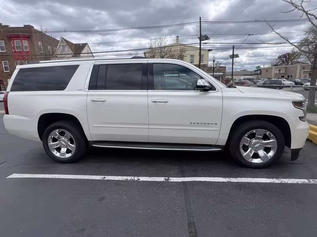 2015 Chevrolet Suburban - 1GNSKKKCXFR285193 - Image #1