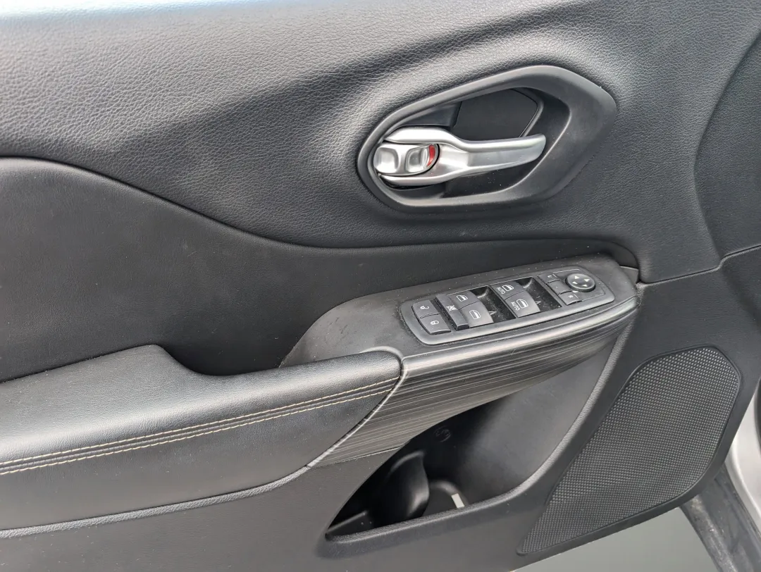 2015 Jeep Cherokee - 1C4PJLDS8FW517643 - Image #8