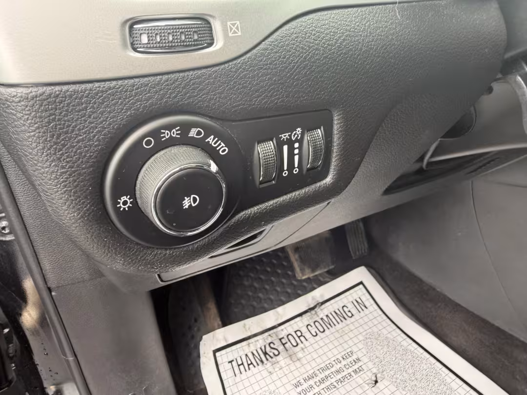 2015 Jeep Cherokee - 1C4PJMBB4FW776283 - Image #30