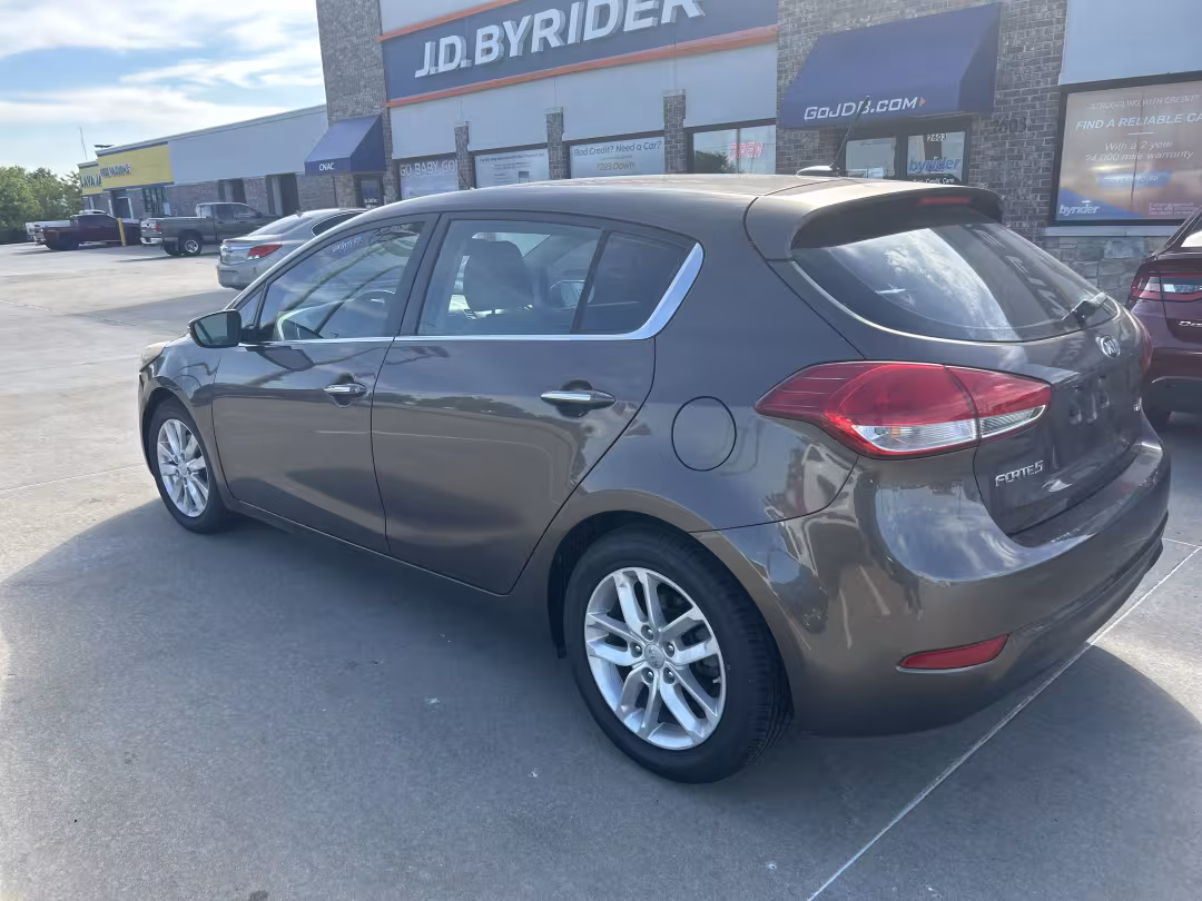 2015 Kia Forte 5-Door - KNAFX5A82F5363125 - Image #4