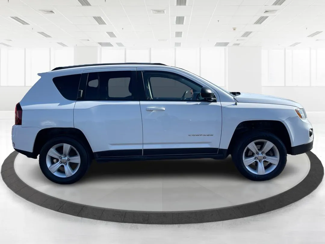 2016 Jeep Compass - 1C4NJCBA1GD681637 - Image #2
