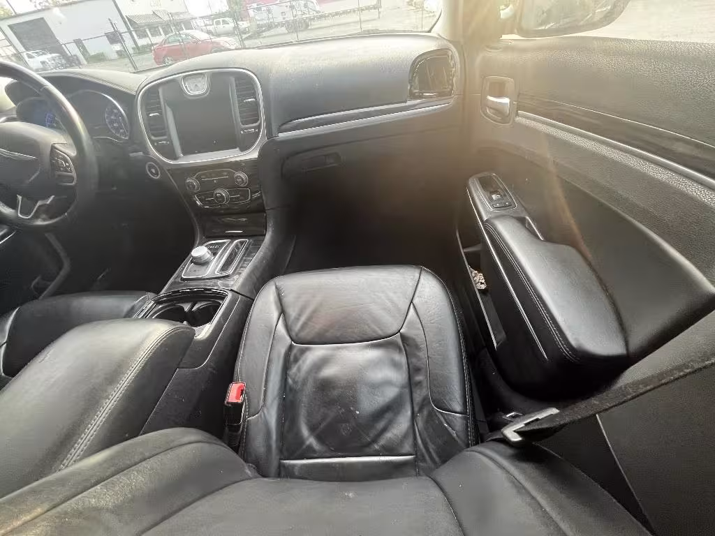 2017 Chrysler 300 - 2C3CCAAG9HH552341 - Image #9