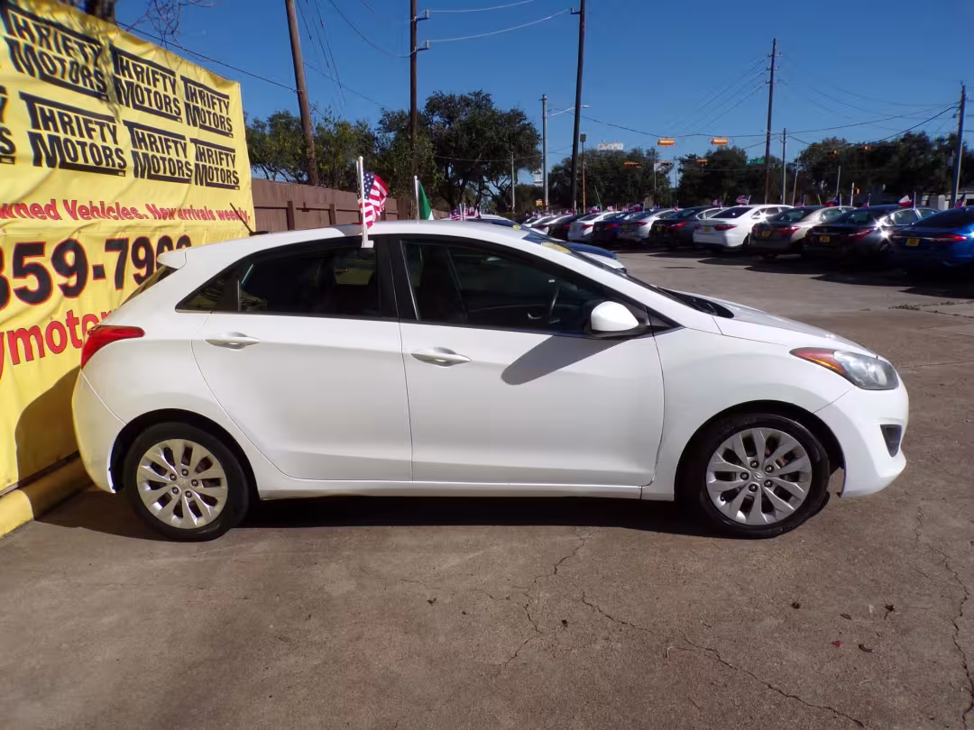 2017 Hyundai Elantra GT - KMHD35LH7HU384348 - Image #3
